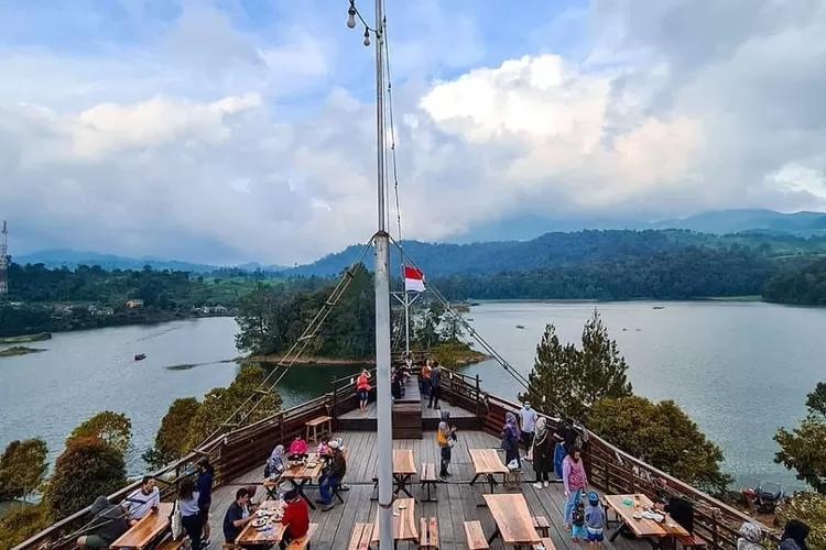 Glamping Lakeside Rancabali, destinasi wisata di Ciwidey Bandung (Instagram @infobandungkuliner)