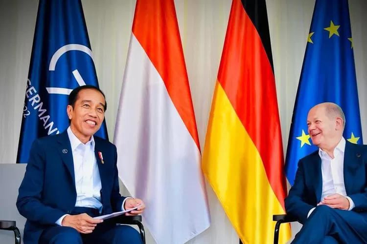 Potret kedekatan Presiden Indonesia Jokowi Dodo bersama dengan Kanselir Jerman Olaf Scholz (DW)