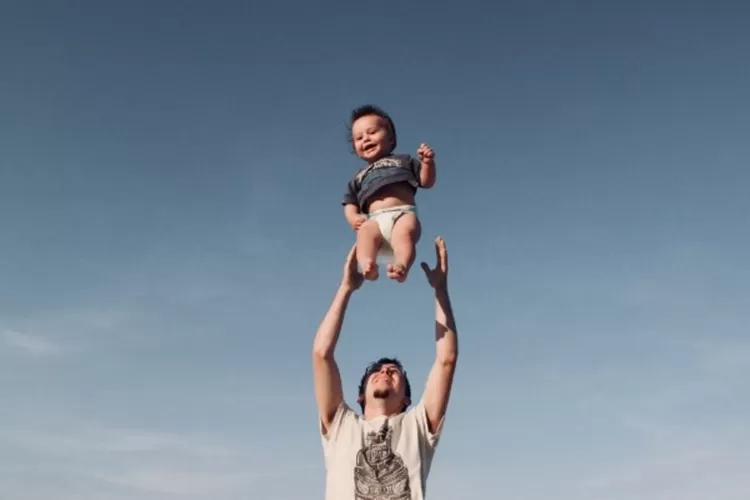 Ilustrasi cara merayakan Hari Ayah Nasional 12 November bagi yatim (Pexels/Dominika Roseclay)