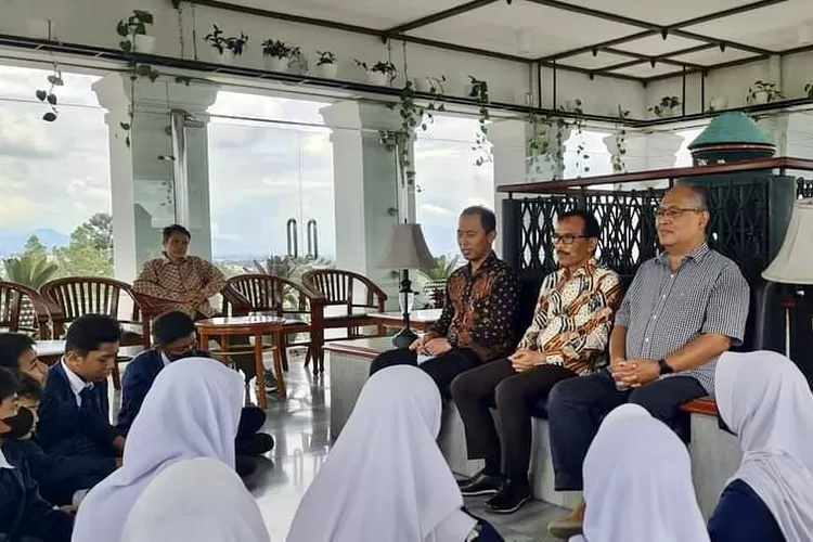Peserta LDKS OSIS SMP Prima Cendekia Islami (PCI) ketika berada di puncak Gedung Sate Bandung