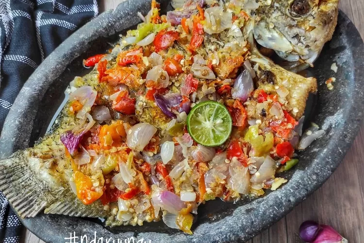 Hidangan gurame cobek, resep masakan sunda yang wajib dicoba dirumah  (Instagram @ndaruungu)