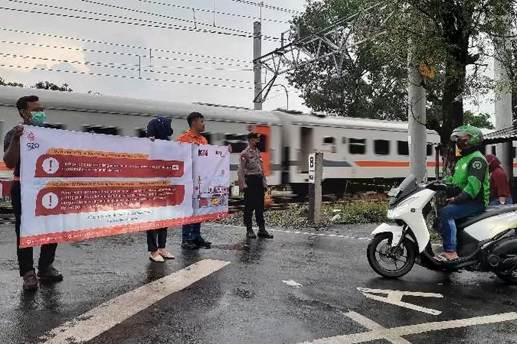 Petugas KAI Commuter bersama komunitas pecinta kereta melakukan sosialisasi keselamatan pengguna jalan di lintasan kereta di Solo (Endang Kusumastuti)