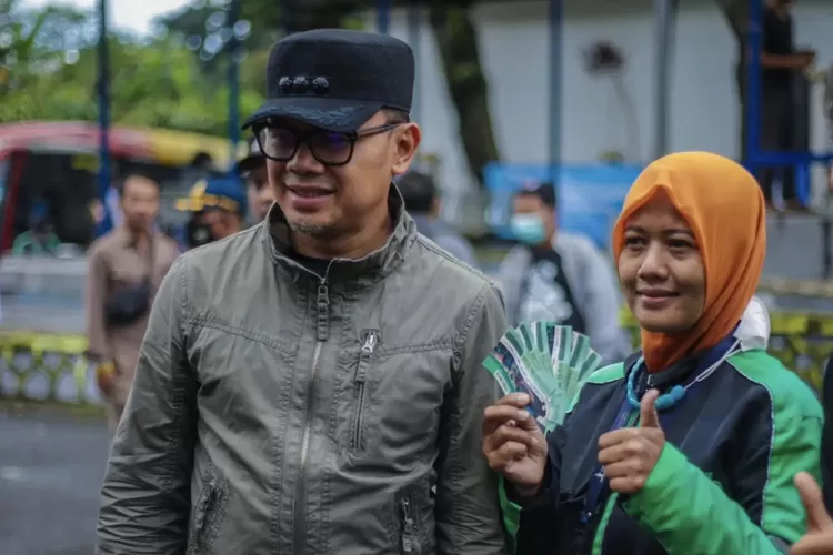 Wali Kota Bogor, Bima Arya bersama salahsatu pengemudi ojol - Foto: Istimewa