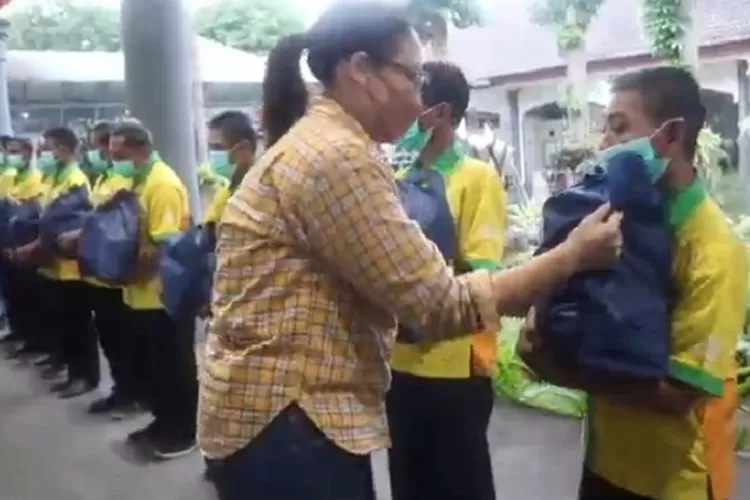 Suasana saat penyerahan bantuan KAI di Stasiun Gubeng Surabaya