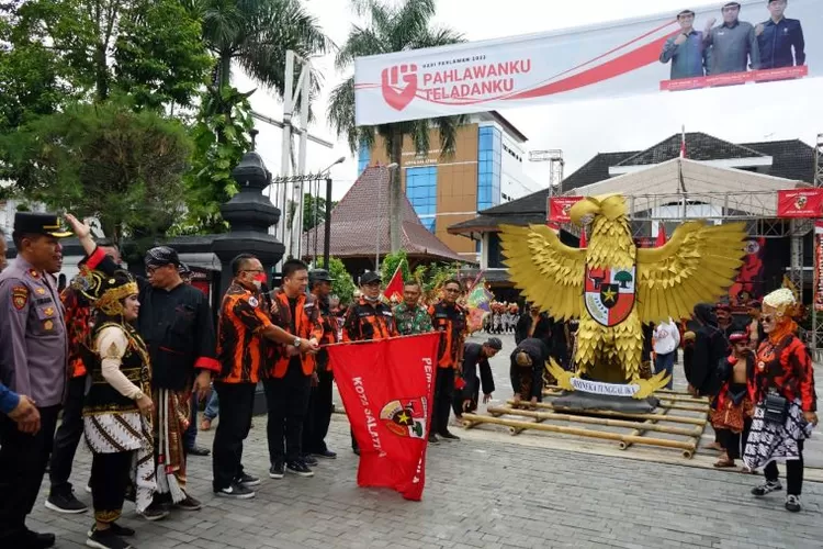 Kirab Budaya Garuda Pancasila dalam rangka HUT 63 Pemuda Pancasila.  (Dok. Prokompim Salatiga )