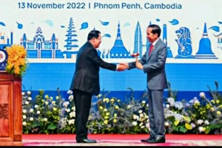 Jokowi Terima Palu Keketuaan dari PM Hun Sen, Indonesia Sah Ketua ASEAN 2023. (BPMI Setpres)