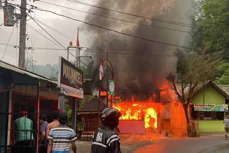 Ruko alat jahit di Tepus Gunungkidul yang terbakar akibat tuang bensin terjilat api. (Bambang Purwanto)