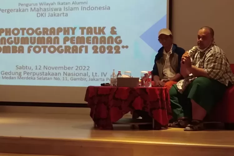 Rahmat Boy Sopingi sedang menyampaikan materi dalam acara Photography Talk dan Pengumuman Pemenang Lomba Fotografi 2022 IKA PMII DKI Jakarta (Klikanggaran/Ist.)