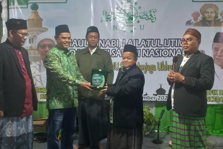 Peringatan Maulid Nabi Muhammad SAW di Tanjung Priok diikuti dengan pemberian penghargaan kepada Awan PWNU DKI sekaligus Tokoh Pemuda Jakarta Utara Tri Waluyo.