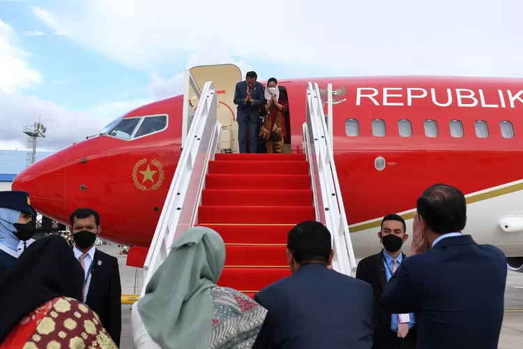 Presiden Jokowi dan Ibu Iriana bertolak dari Phnom Penh ke Denpasar, Bali seusai mengikuti KTT ASEAN. Di Bali Jokowi akan mengikuti KTT G20. (BPMI Setpres/Kris  )