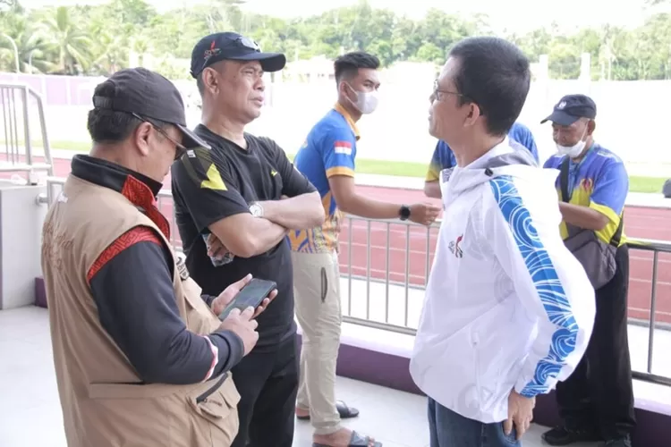 Ketua KONI Depok Hery Suprianto menyampaikan protes kepada Ketua Pengprov PASI Jabar Aan Johana.