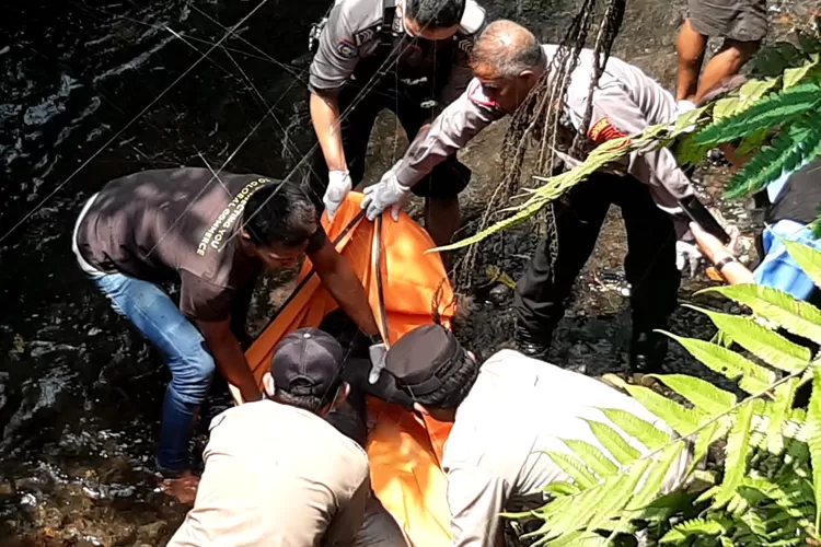 Temuan mayat di Kali Cinangneng, Wisata Curug Luhur Paradise, Kecamatan Tenjolaya, Kabupaten Bogor, Senin (14/11).