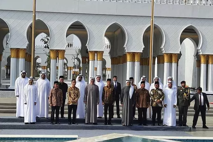 Presiden UEA dan Presiden RI berfoto bersama rombongan usai meresmikan Masjid Raya Sheikh Zayed di Solo (Endang Kusumastuti)