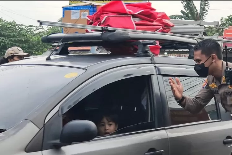 Satpol PP Kabupaten Bogor tertibkan PKL di akses masuk Jalan Tol Cimanggis.