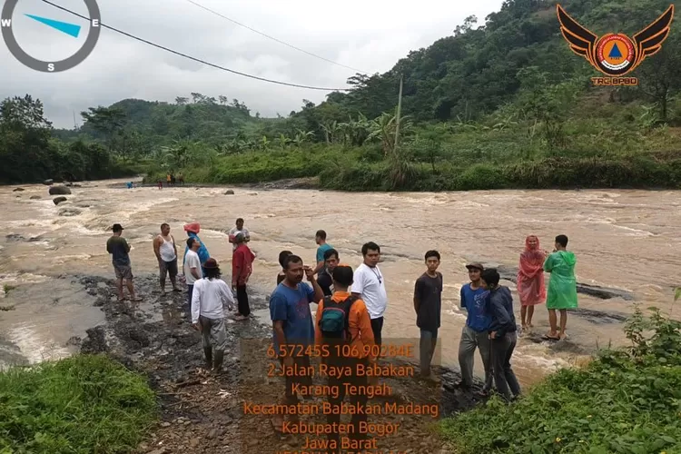 Seorang kakek hanyut di Sungai Cigede Bogor, Minggu (13/11).
