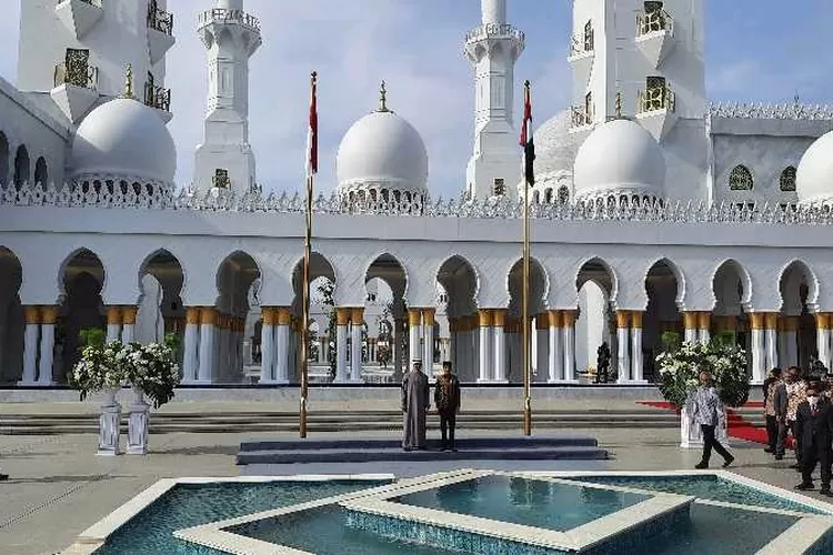 Presiden UEA, Sheikh Mohammed bin Zayed Al Nahyan bersama dengan Presiden RI Joko Widodo saat meresmikan Masjid Raya Sheikh Zayed Solo (Endang Kusumastuti)