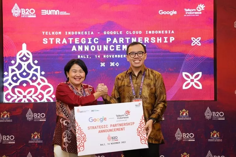Direktur Digital Bisnis Telkom M. Fajrin Rasyid (kanan) dan Country Director Google Cloud Indonesia Megawaty Khie (kiri) 