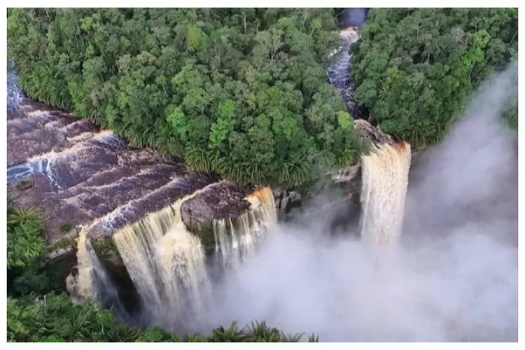 Pesona Air Terjun &lsquo;Nokan Nayan&rsquo; di Kalimantan Barat (Instagram @Disporapar_sintang)