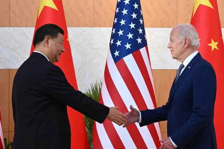 Potret Xi Jinping bersama Joe Biden (The Guardian)