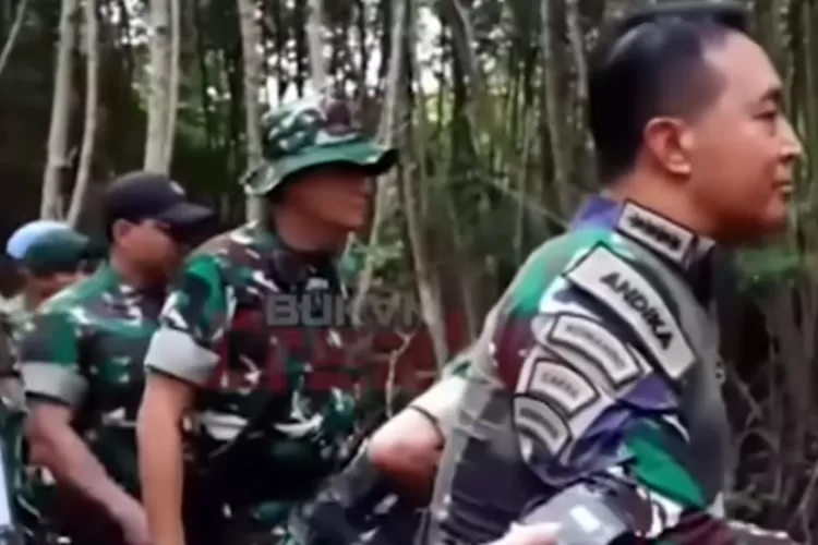 Panglima TNI, Jenderal Andika Perkasa ketika melakukan pengecekan di balik hutan bakau Bali (Tangkapan layar YouTube)