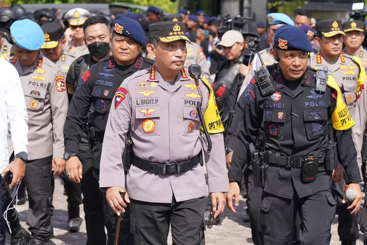 Kapolri Jenderal Pol Listyo Sigit Prabowo melihat dari dekat personil Polri dalam Amankan KTT G20 (istimewa )