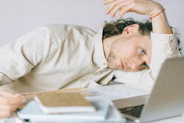 Stress berkepanjanjangan menjadi penyebab kelelahan mental (Tangkapan layar dari pexels.com (akun @natalyavaitkevich))