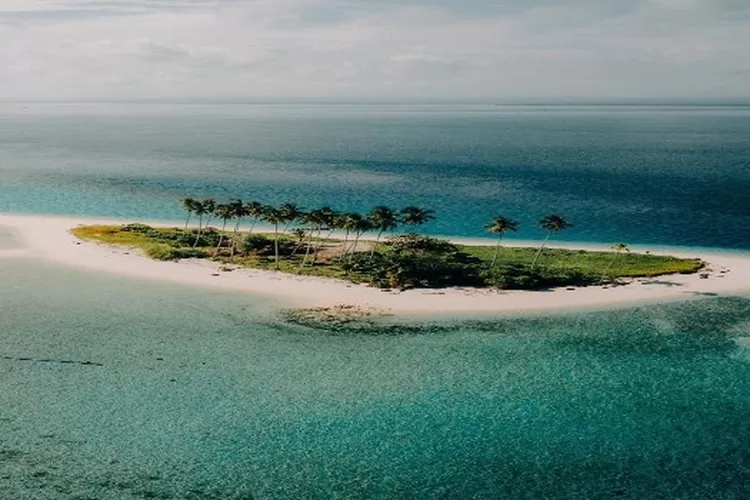 Kepulauan Derawan, salah satu tempat wisata di Indonesia yang wajib dikunjungi (Instagram @endyiron)