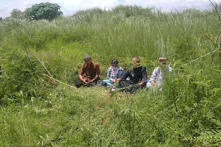 Keluarga Iwan Budi Paulus alias Paulus Iwan Boedi Prasetijo saat doa bersama lintas agama. Kasus ini pembunuhan ini sudah mulai memperlihatkan titik terang. (Ayosemarang.com/ Audrian Firhannusa)