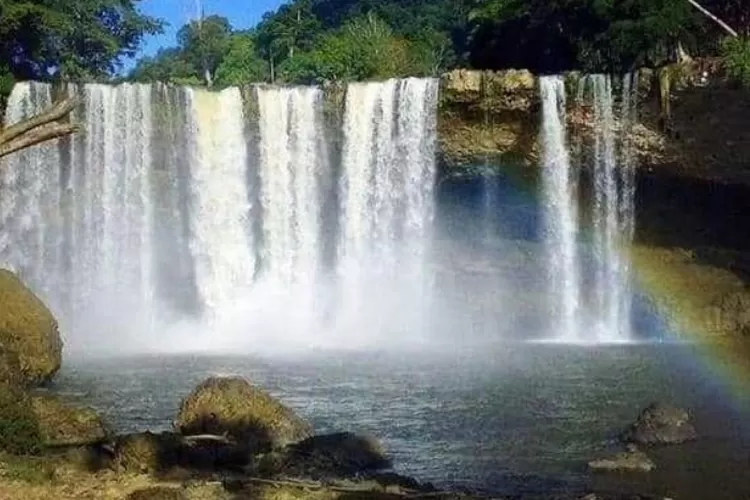 Wisata Alam di Kalimantan salah satunya Air Terjun Mananggar yang mendapat julukan Niagara Mini asal Kalimantan. ( Instagram / @infowisata202)