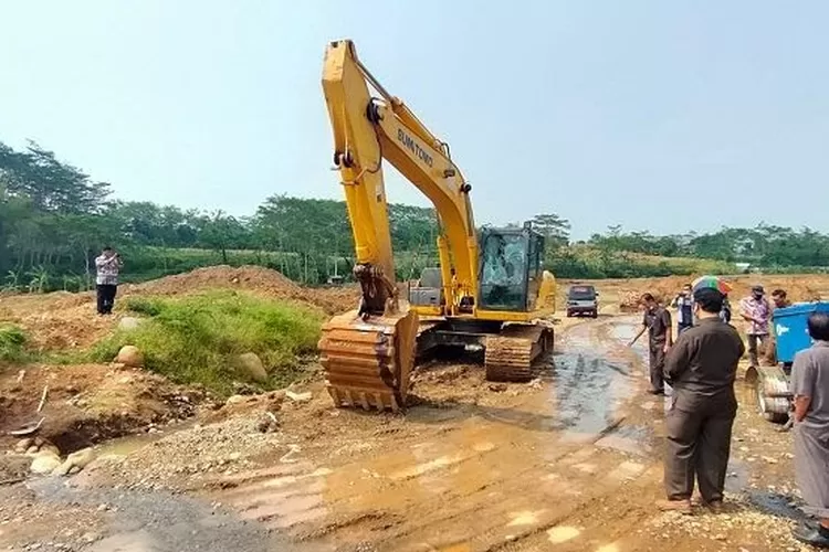 Sejumlah anggota DPRD Kabupaten Batang Komisi D melakukan sidak di penambangan galian di Desa Plumbon dan Babadan Kecamatan Limpung beberapa waktu lalu. Foto: dok.
