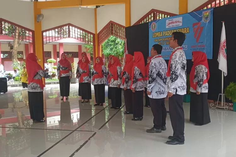 Rayakan HUT ke-77, PGRI Kecamatan Batang gelar lomba paduan suara. Foto: dok