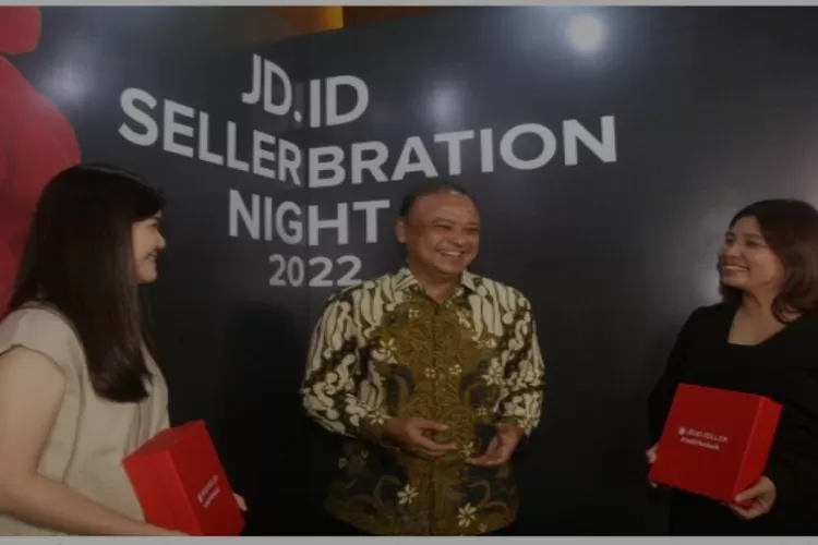 Owner Toko Cosmetici - Evi Tamala (kiri), CFO JD.ID - Sandy Permadi, dan Head of Media &amp;  Digital Business Division PT. Nutrifood Indonesia Fransiska Elvina Hadiman (kanan). (Istimewa )