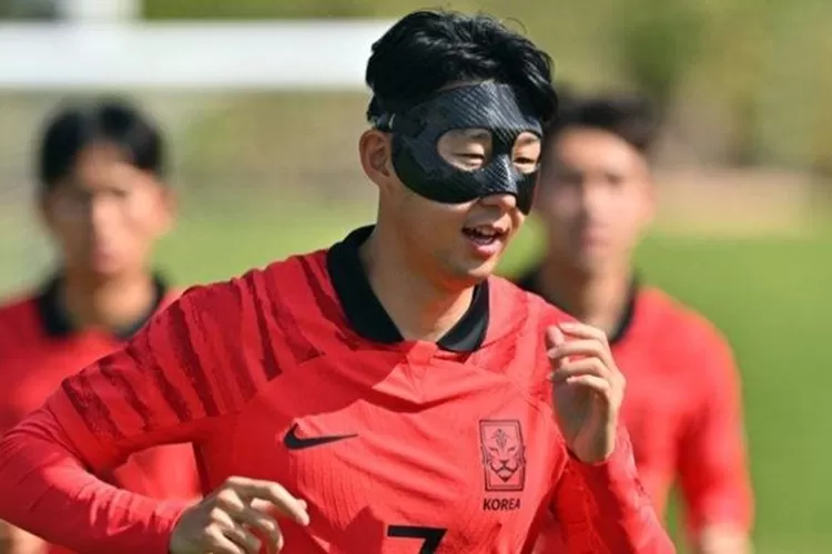 Son Heung-min dengan topeng hitam saat latihan.