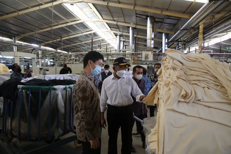 Menko PMK Muhadjir Effendy (baju putih) menjinjau pabrik tekstil, Bandung. 