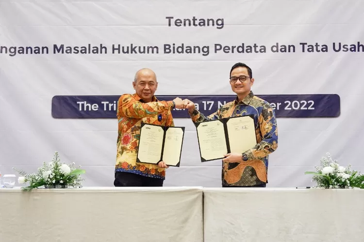 Kepala Badan Pelaksana BPKH Fadlul Imansyah (kanan) dan JAMDATUN Kejaksaan Agung RI, Feri Wibisono saat penandatanganan kerja sama pengelolaan keuangan haji tentang penanganan perdata dan tata usaha negara.  (Dok BPKH)