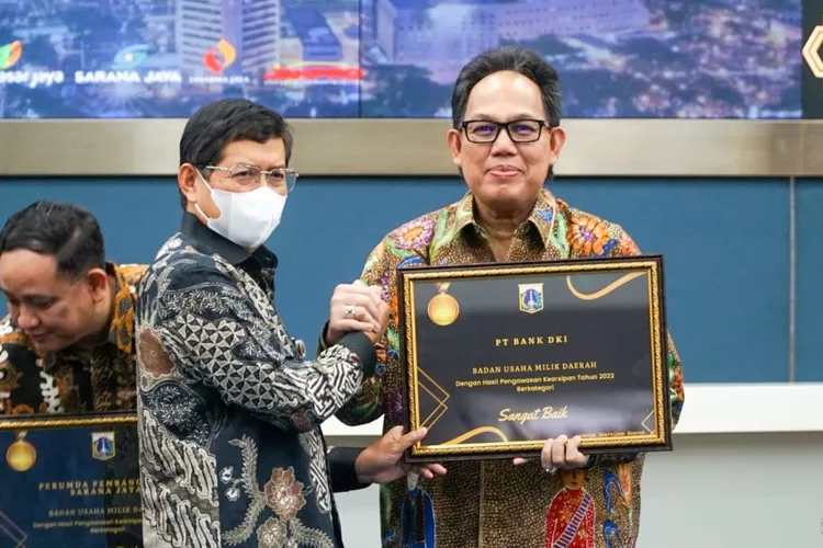 Sekda Pemprov DKI Jakarta  Marullah Matali (kiri) menyerahkan penghargaan pengawasan Kearsipan kepada Dirut Bank DKI Firdi Arnaldy dengan nilsi Sangat Baik, Kamis (17/11/2022).