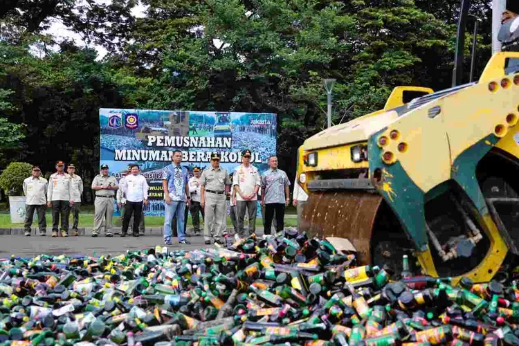 Pj Gubernur DKI Jakarta Heru Budi Hartono bersama  Forum Pemimpin Daerah  menghadiri pemusnahan 14.447 botol minas hasil razia Satpol PP di Monas, Jumat (18/11/2022).