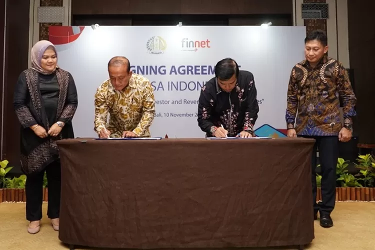 Prosesi signing agreement yang dilakukan oleh Plt Dirjen Imigrasi Widodo Ekatjahjana (kedua dari kanan) dan Direktur Utama Finnet Rakhmad Tunggal Afifuddin (kedua dari kiri)