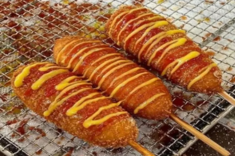 Cara Membuat Corndog Mozarella dengan Mudah, Gak Pake Ribet! (Instagram fooddcraverr)