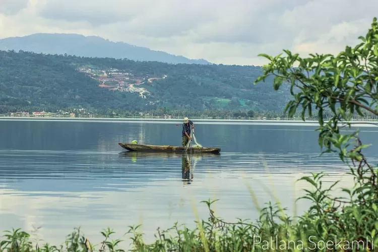 Danau Singkarak, wisata yang hits dan populer di Solok, Sumatera Barat (Akun Instagram @exploresingkarak)