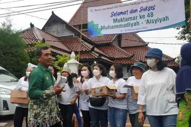 Jemaat gereja di Solo membagikan makanan kepada warga Muhammadiyah di acara pembukaan Muktamar Muhammadiyah di Solo (Endang Kusumastuti)