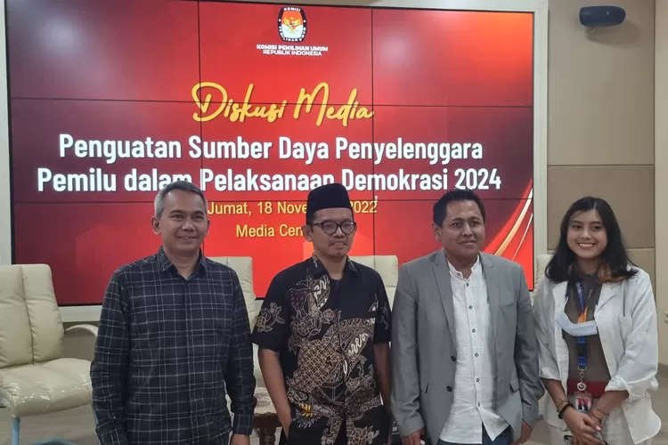 dan Agus Sulistriyono, CEO Promedia Teknologi Indonesia (Kiri) bersama jajaran KPU.  (Foto: Humas KPU)
