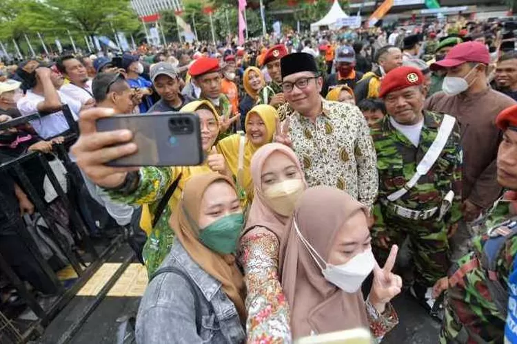 Gubernur Jawa Barat Ridwan Kamil saat memenuhi ajakan berfoto warga Muhamamdiyah di pembukaan Muktamar di Solo (Endang Kusumastuti)