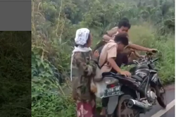 Bikin Emosi! Sekelompok Pelajar Tendang Nenek di Pinggir Jalan Hingga Terjungkal, Polisi Amankan Pelaku (medianekita.com /Tangkap Layar Instagram @infobanten1)