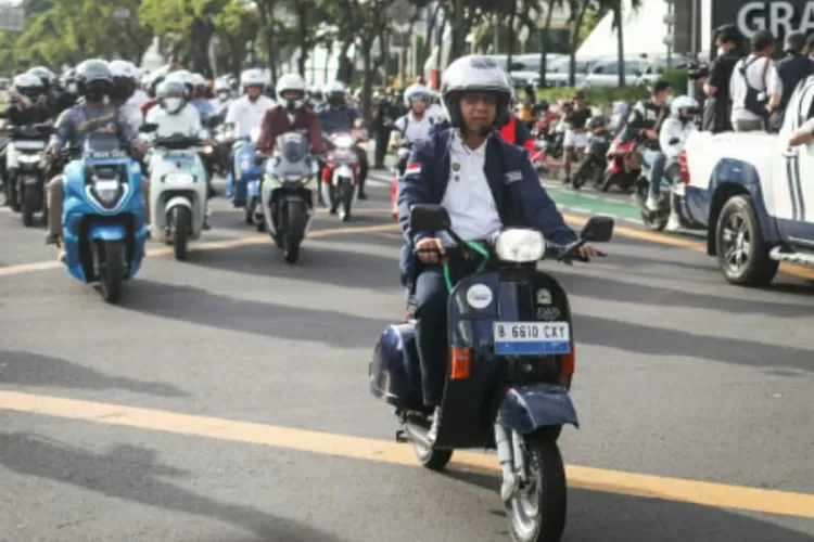 Pj Gubernur DKI Jakarta Heru Budi Hartono mengikuti konvoi  kendaraan listrik, Minggu (20/11/2022).