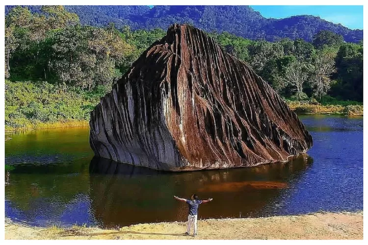 Destinasi wisata di Kota Singkawang, Kalimantan Barat yaitu Batu Belimbing (Instagram @adventurex.id)