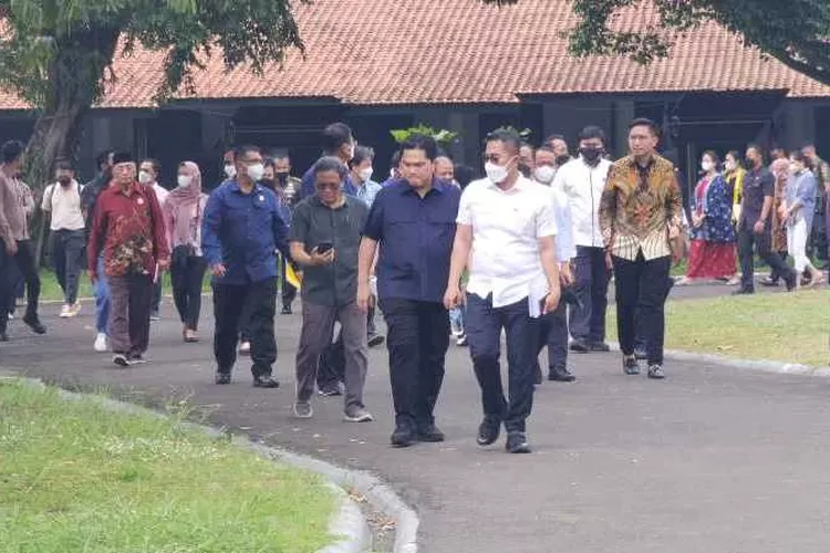 Menteri BUMN Erick Thohir nampak mengecek lsejumlah sudut di Pura Mangkunegaran yang menjadi venue pernikahan Kaesang Pangarep (Endang Kusumastuti)