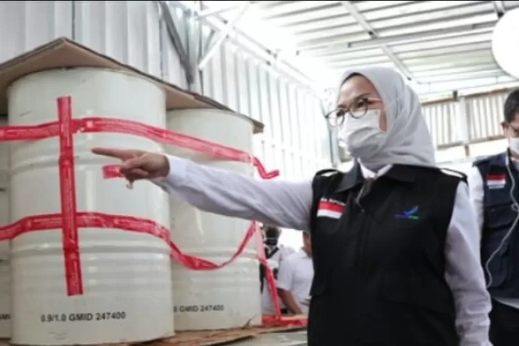 Kepala BPOM menemukan drum bahan kimia yang berisi propilen glikol, bahan pelarut obat sirop. 