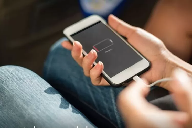 Ilustrasi. Mengcas smartphone