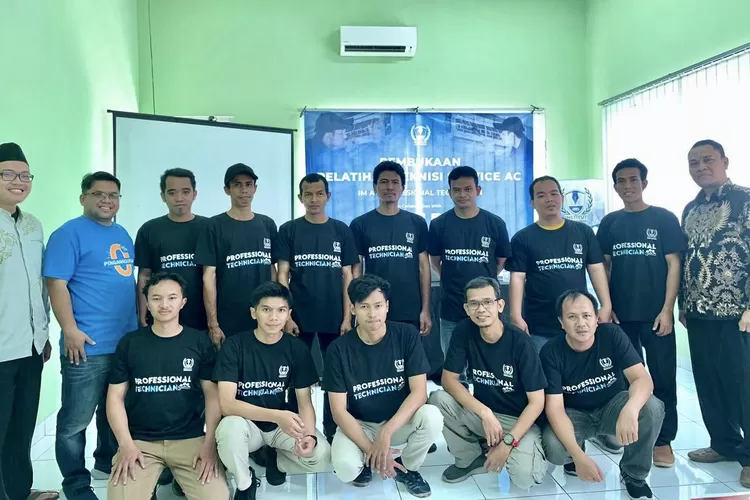 Direktur Institut Kemandirian Abdurrahman Usman (kedua dari kiri) berfoto bersam dengan 12 orang peserta Pelatihan Teknisi AC 